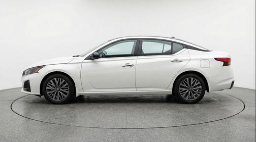 Glacier White 2025 Nissan Altima SV FWD