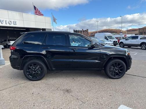 2022 Jeep Grand Cherokee Laredo