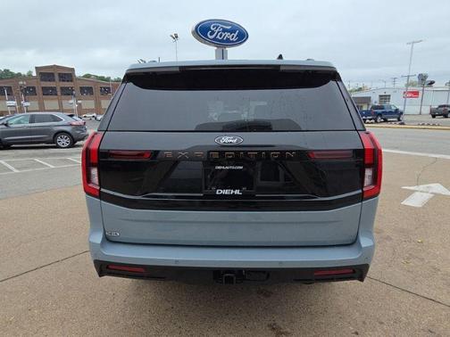 Glacier Gray Metallic Tri-Coat 2026 Ford Expedition Tremor