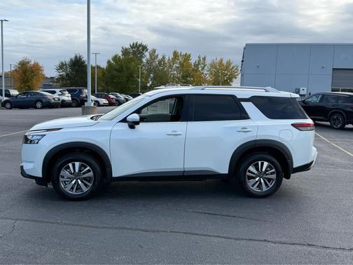 2025 Nissan Pathfinder SL 4WD