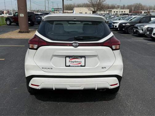 Aspen White Tricoat 2024 Nissan Kicks SR
