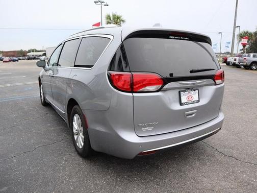 Photo 4 of 16 of 2019 Chrysler Pacifica Touring-L