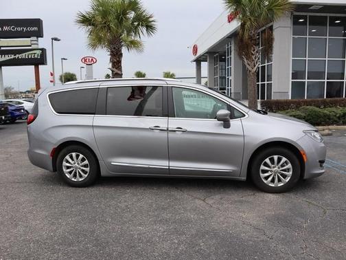 Photo 2 of 16 of 2019 Chrysler Pacifica Touring-L