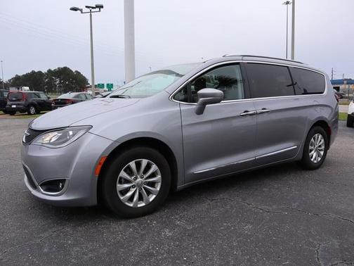 Photo 5 of 16 of 2019 Chrysler Pacifica Touring-L
