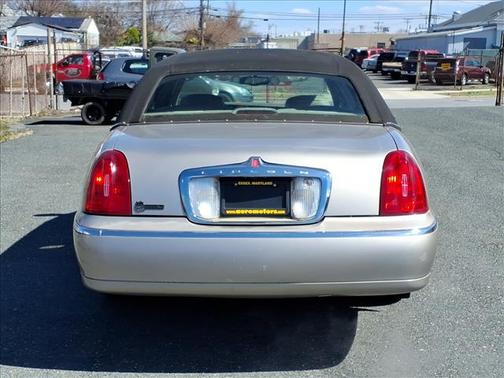 2002 Lincoln Town Car Executive