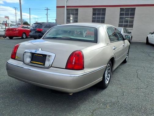 2000 Lincoln Town Car Signature
