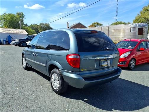 2005 Chrysler Town & Country Base