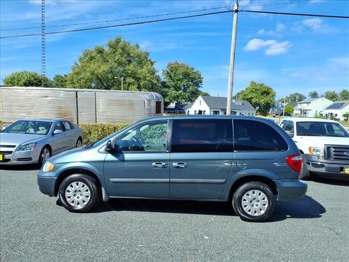 2005 Chrysler Town & Country Base