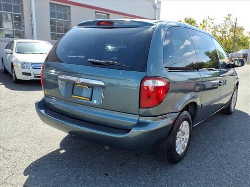 2005 Chrysler Town & Country Base
