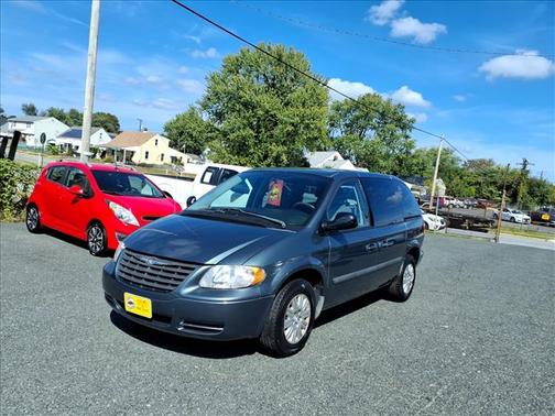 2005 Chrysler Town & Country Base