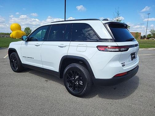 Bright White Clearcoat 2025 Jeep Grand Cherokee Laredo
