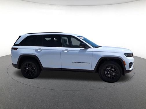 Bright White Clearcoat 2025 Jeep Grand Cherokee Laredo