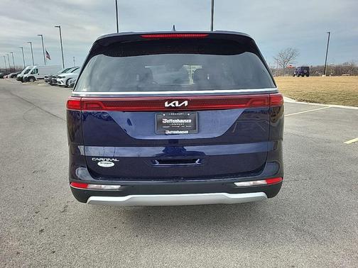 2024 Kia Carnival LX