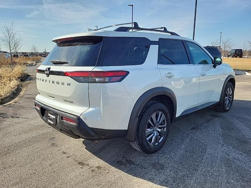 2022 Nissan Pathfinder SV