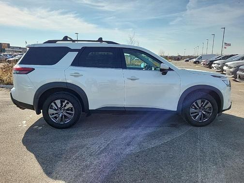 2022 Nissan Pathfinder SV