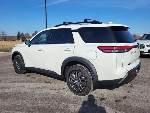 2022 Nissan Pathfinder SV