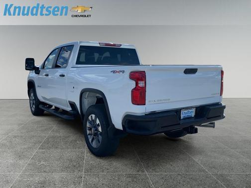 Summit White 2026 Chevrolet Silverado 2500 Custom