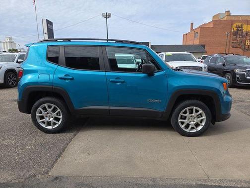 Metallic 2022 Jeep Renegade Latitude