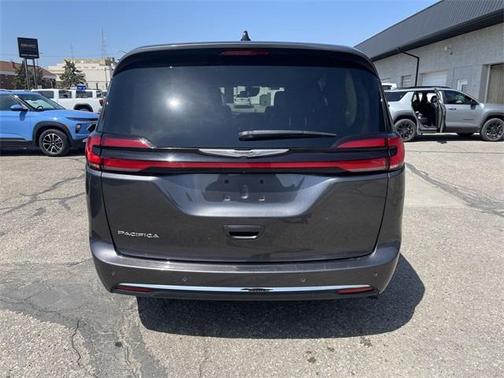 2023 Chrysler Pacifica Touring-L