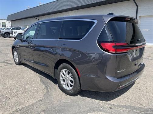 2023 Chrysler Pacifica Touring-L