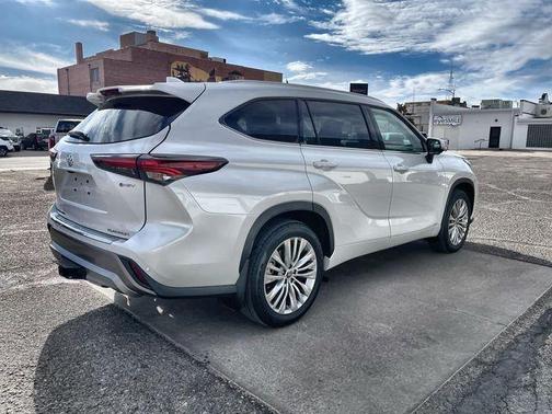 2025 Toyota Highlander Hybrid Platinum
