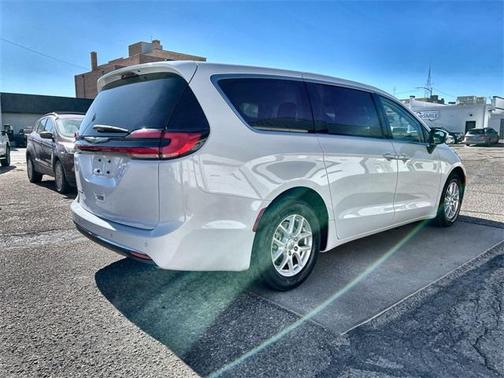 2023 Chrysler Pacifica Touring-L