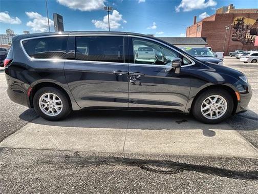 2023 Chrysler Pacifica Touring-L