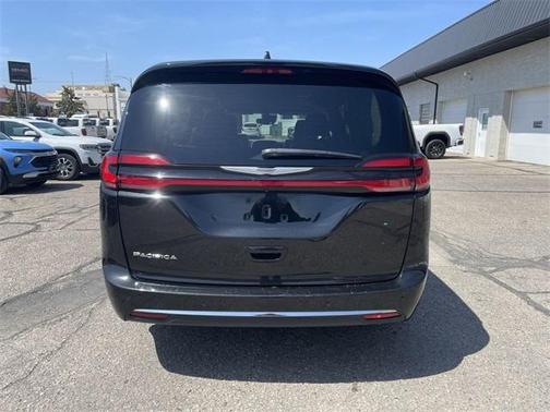 2023 Chrysler Pacifica Touring-L