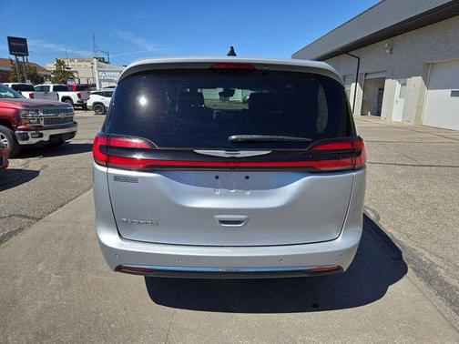 2023 Chrysler Pacifica Touring-L