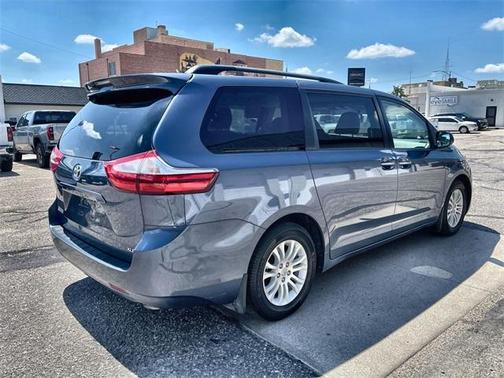 2017 Toyota Sienna XLE