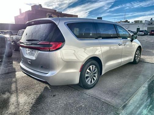 2024 Chrysler Pacifica Hybrid Select