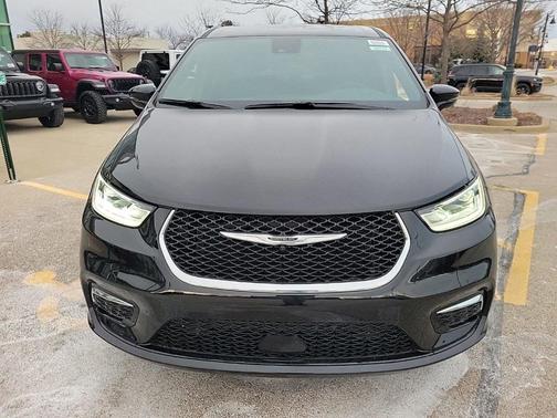 2025 Chrysler Pacifica Hybrid Select