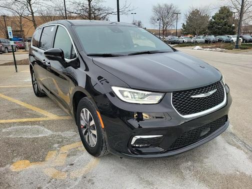 2025 Chrysler Pacifica Hybrid Select