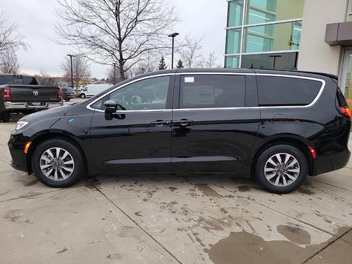2025 Chrysler Pacifica Hybrid Select