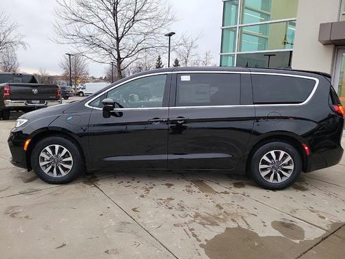 2025 Chrysler Pacifica Hybrid Select