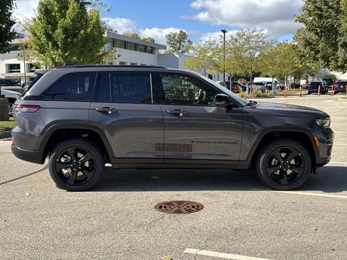 2025 Jeep Grand Cherokee Laredo