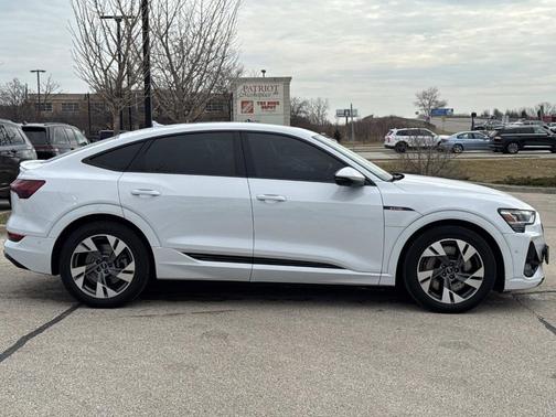 Glacier White Metallic 2022 Audi e-tron S line Premium