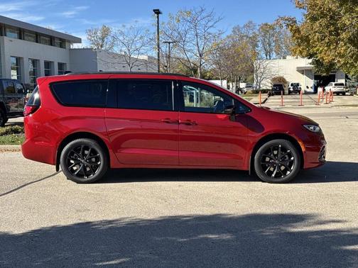2026 Chrysler Pacifica Select AWD