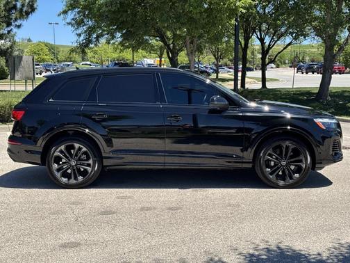 Mythos Black Metallic 2025 Audi Q7 55 Premium Plus