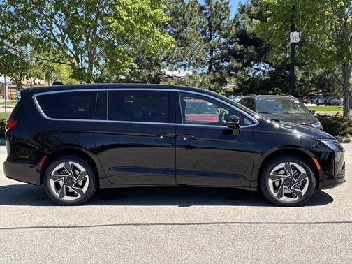 Diamond Black 2027 Chrysler Pacifica LIMITED