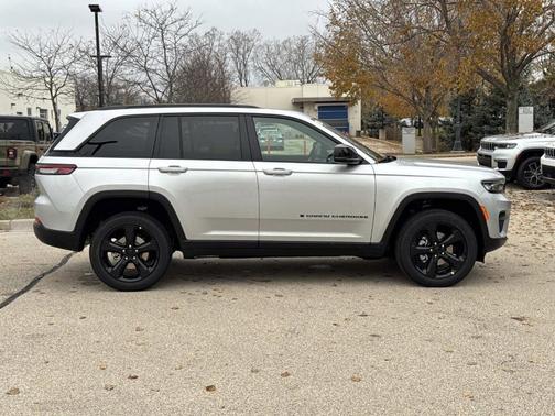 2025 Jeep Grand Cherokee Laredo