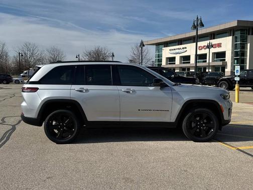2025 Jeep Grand Cherokee Laredo