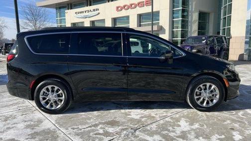 2022 Chrysler Pacifica Touring-L