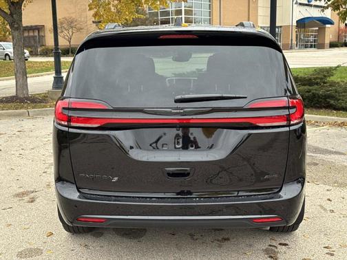 Diamond Black 2026 Chrysler Pacifica Select AWD