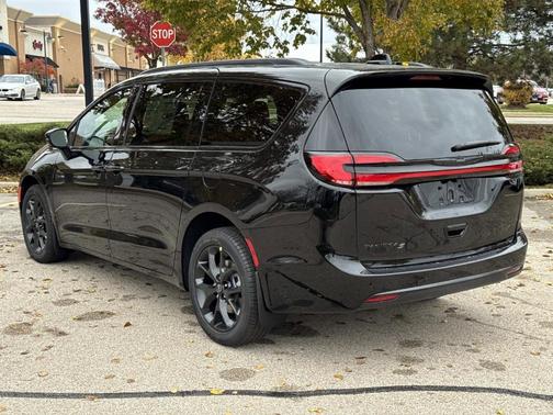 2026 Chrysler Pacifica Select AWD