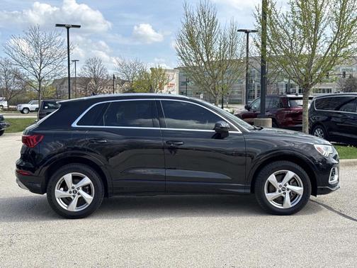 Mythos Black Metallic 2022 Audi Q3 40 Premium
