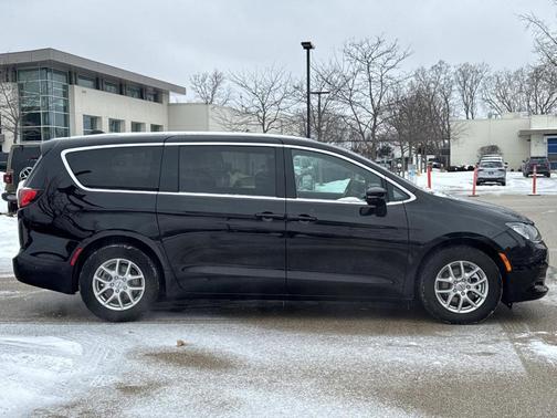 2025 Chrysler Voyager LX