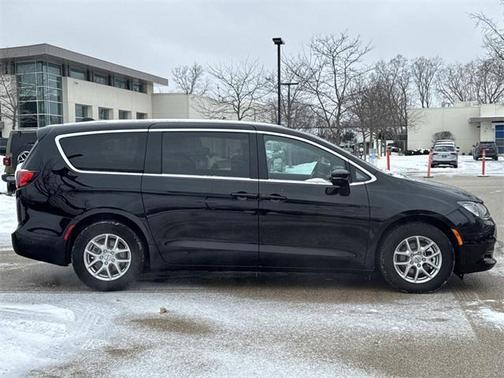 2025 Chrysler Voyager LX