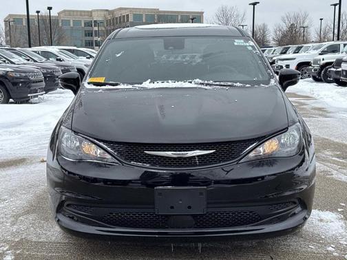 2025 Chrysler Voyager LX