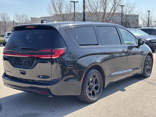 2023 Chrysler Pacifica Hybrid Touring L